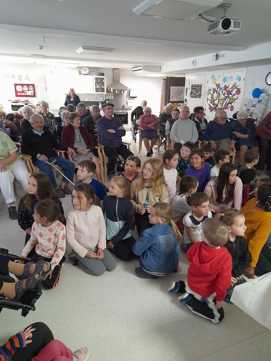 LEO_Brioude's tweet photo. Coucou,
 La personne âgée fait partie integrante de nos activités des mercredis : les enfants passent de beaux moments avec les mamys/papys  aussi bien à la maison de retraite de Saint Dominique que l'hôpital de Brioude.  Renforcement des liens  intergénérationnels assuré. https://t.co/sSB6HDPmP0