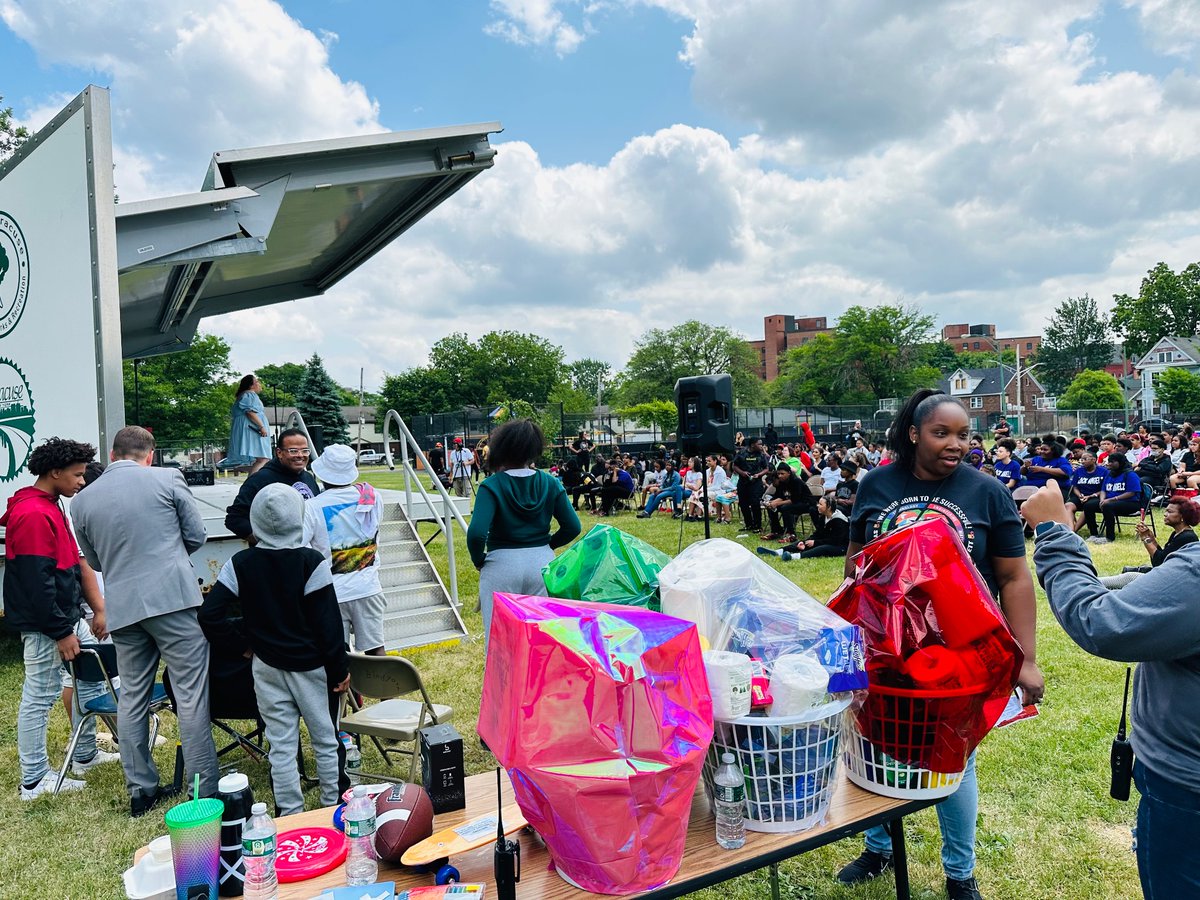 scsdsped's tweet photo. @SyracuseSchools @STEMatBlodgett staff, students and families hosted a 🌟 fabulous talent show 🌟 
&amp; welcomed extra special guest @BenWalsh44 @Syracuse1848 #SCSDSuccess ♥️ 🦁 https://t.co/LP8BznCONj