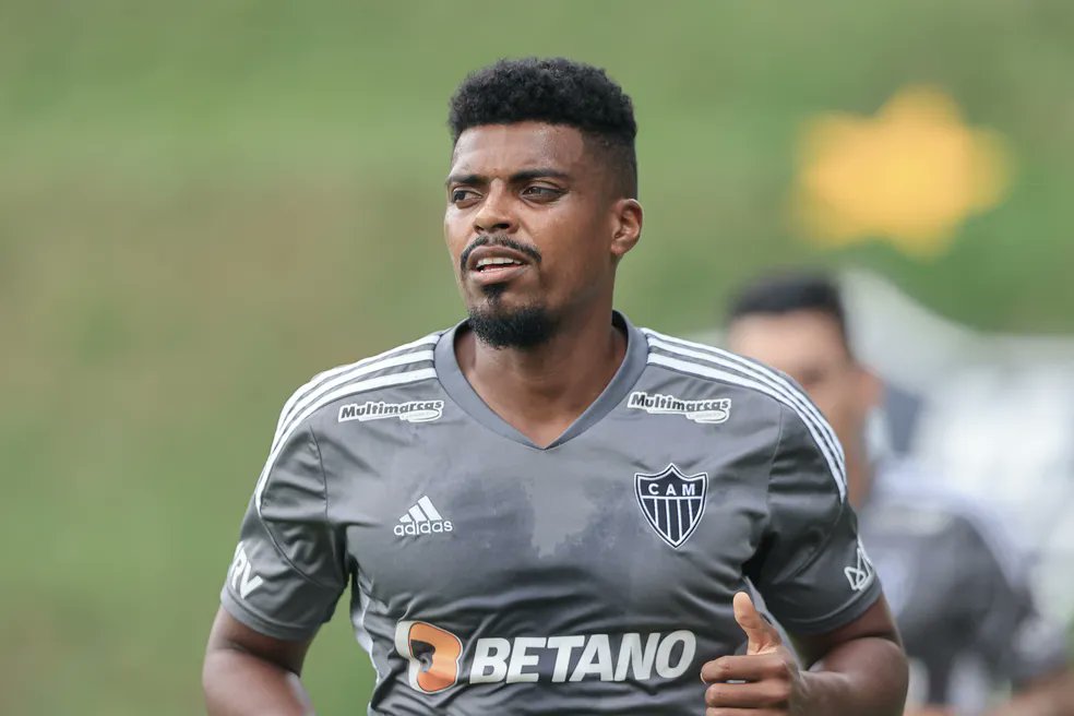 CentralDoCAM's tweet photo. O zagueiro Jemerson negou que Eduardo Coudet se despediu dos jogadores no vestiário após a partida contra o Bragantino:
"Não, não despediu da gente, não. Aí é a diretoria que vai falar. Não convém a mim falar", afirmou.
🗞️ @geglobo | @fredfrm
📸 Pedro Souza/Atlético-MG https://t.co/fySwXJtquj