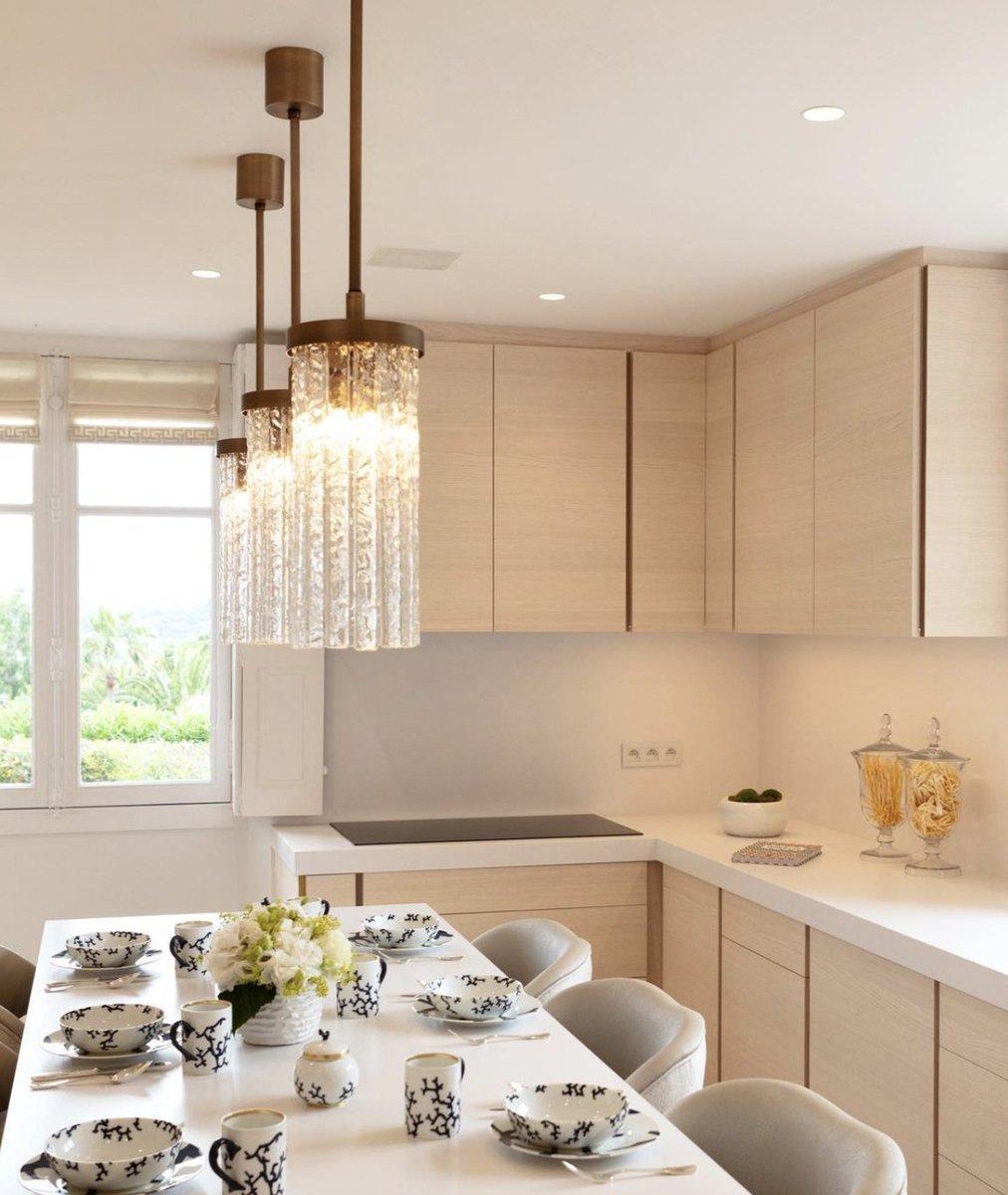 Beautiful St. Tropez kitchen from @domeprojectinteriors featuring the ever favoured Small Circular Pendants from the Retro Murano collection.
•
You know the drill by now, so what are you waiting for? Head to our website to see more!