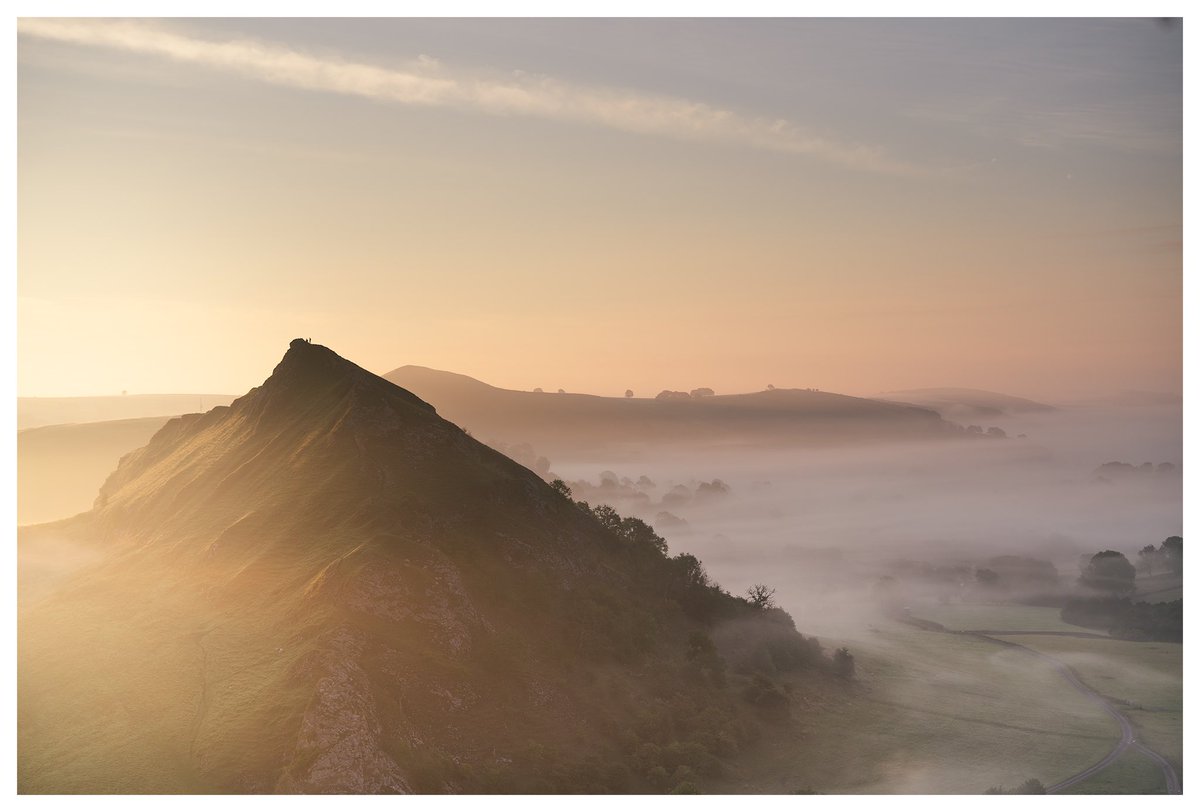 snapsbymikey's tweet photo. @VisualsbySauter Best sunrise I’ve ever seen, from Chrome Hill in the Peak District https://t.co/Ileg2Y3DvU