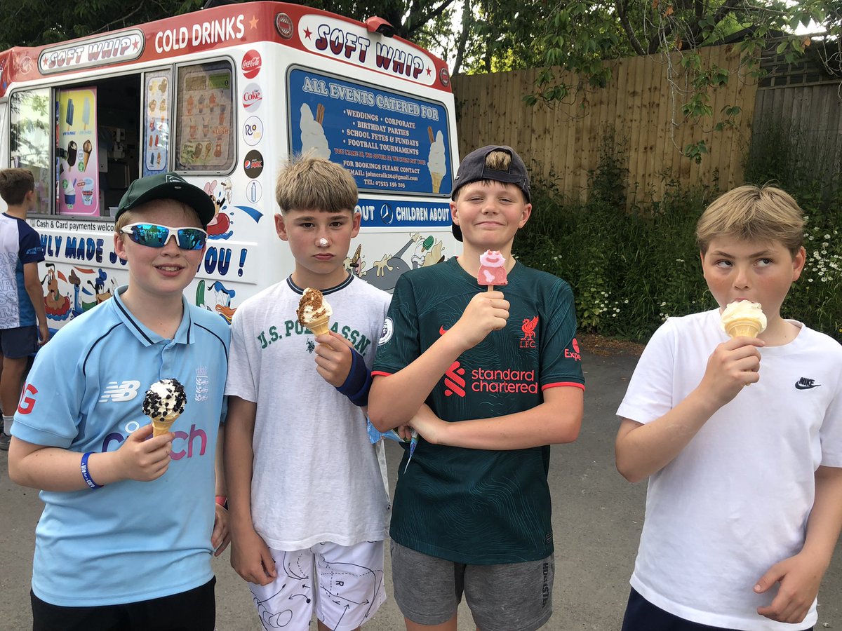 A visit from Mr Whippy tonight after some 🥵 hot days here in Somerset. Thank you @_MpsBoarding a lovely midweek treat 🍦🍦🍦#boardinglife #berewallboys