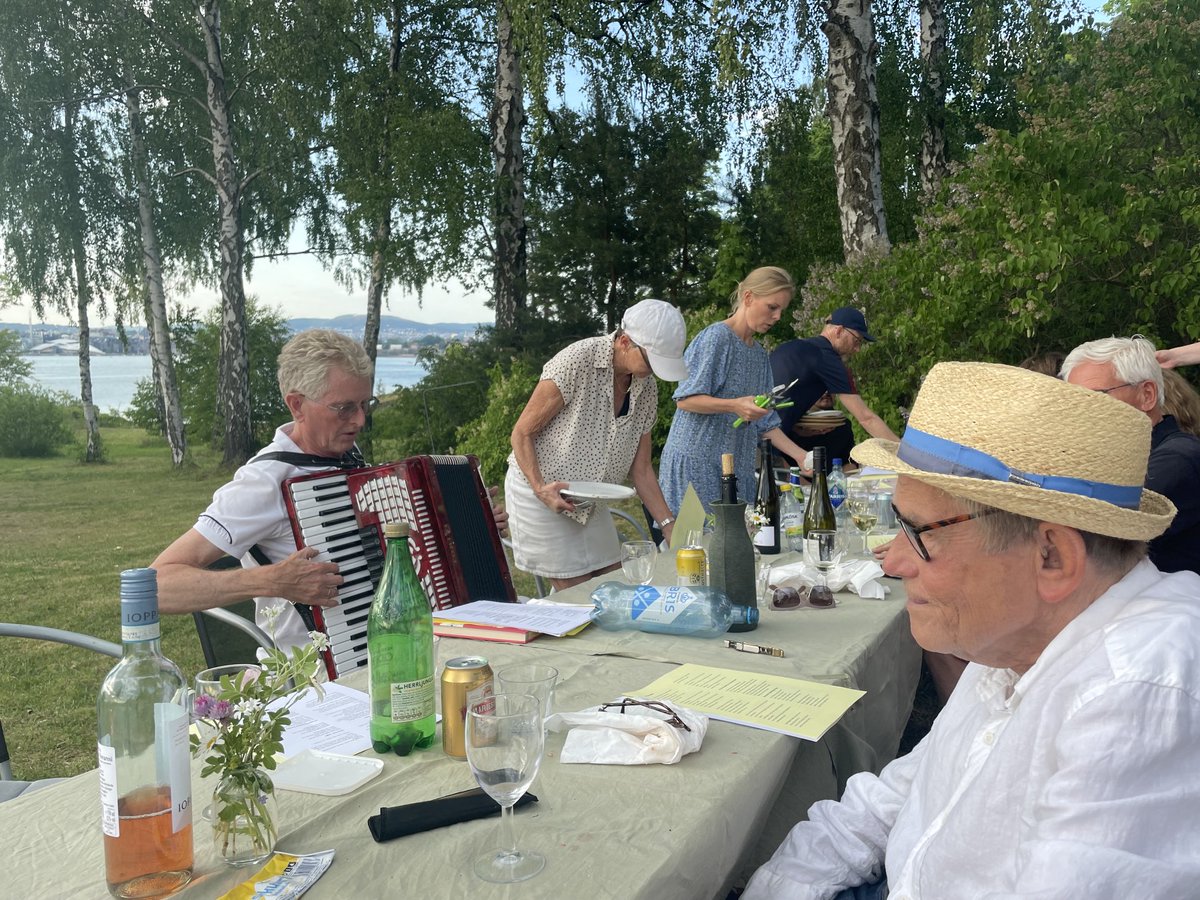 #Oslodiabetes chairman on accordion at Lindøya with prof emeritus Kristian F. Hanssen. ⁦<a href="/larskrogvold/">Lars Krogvold</a>⁩ in the back end