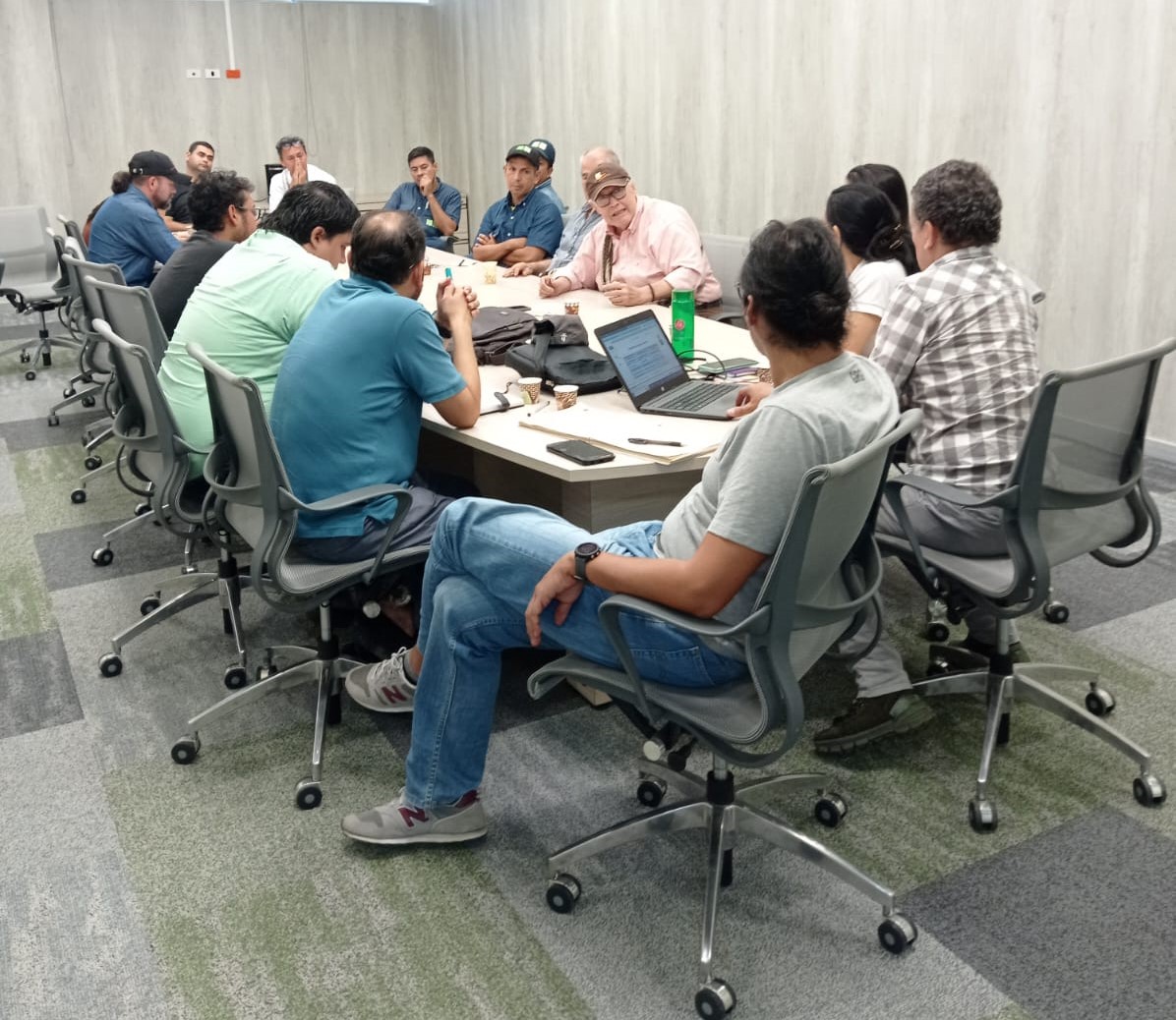 UisAspu's tweet photo. 6ta Reunión con las asociones y representantes al Consejo Superior UIS.📷
En acompañamiemto del delegado designado por el presidente Petro: Juan Remolina.
24 de marzo 2023 https://t.co/4mEiu748WA