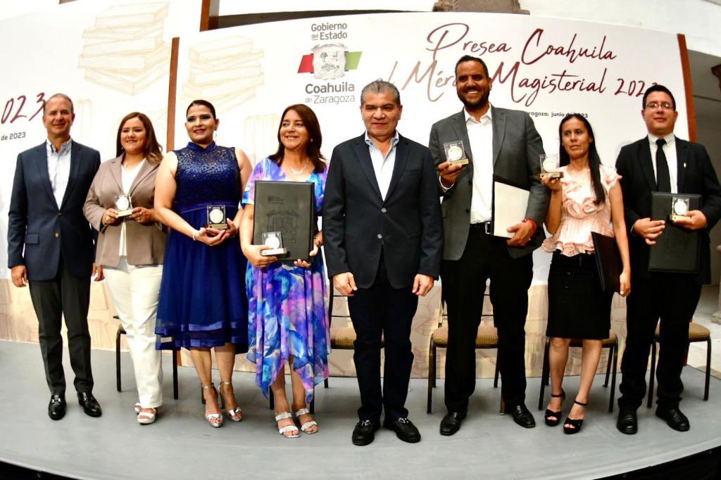 mrikelme's tweet photo. Esta mañana en #PalacioDeGobierno, hicimos entrega de la Presea al Mérito Magisterial 2023, con la cual se reconoce a profesores destacados, quienes dan lo mejor de sí, forjando un mejor futuro para nuestras niñas, niños y jóvenes. (1/3) https://t.co/6wUdmVjpHV