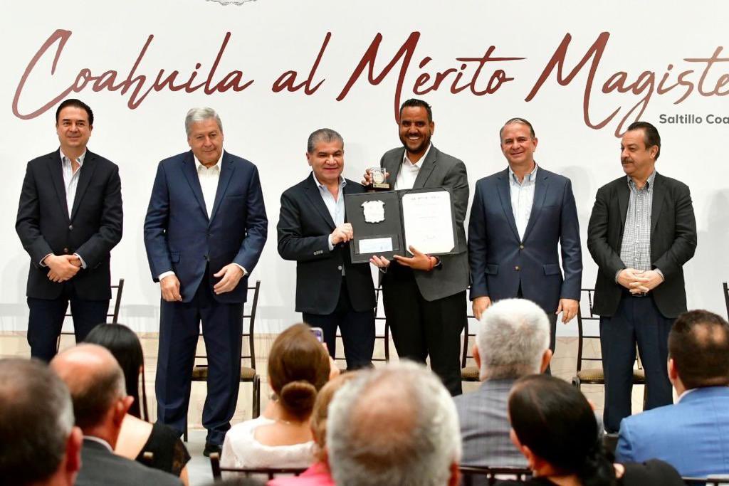 mrikelme's tweet photo. Esta mañana en #PalacioDeGobierno, hicimos entrega de la Presea al Mérito Magisterial 2023, con la cual se reconoce a profesores destacados, quienes dan lo mejor de sí, forjando un mejor futuro para nuestras niñas, niños y jóvenes. (1/3) https://t.co/6wUdmVjpHV