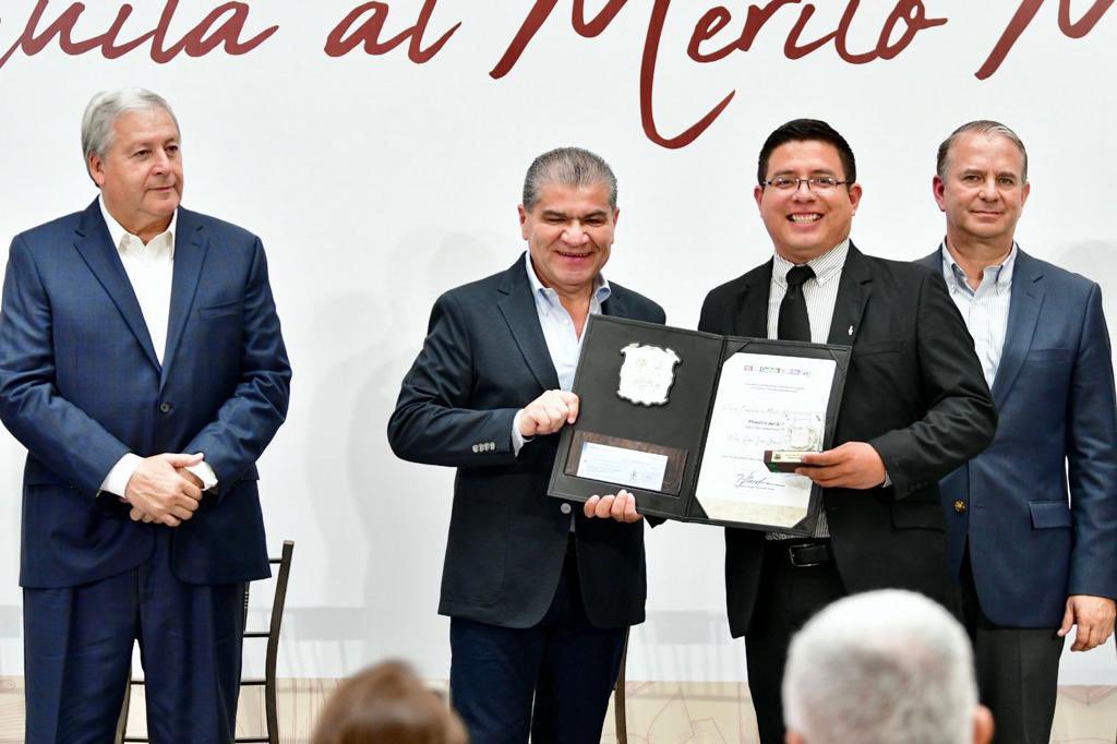 mrikelme's tweet photo. Esta mañana en #PalacioDeGobierno, hicimos entrega de la Presea al Mérito Magisterial 2023, con la cual se reconoce a profesores destacados, quienes dan lo mejor de sí, forjando un mejor futuro para nuestras niñas, niños y jóvenes. (1/3) https://t.co/6wUdmVjpHV