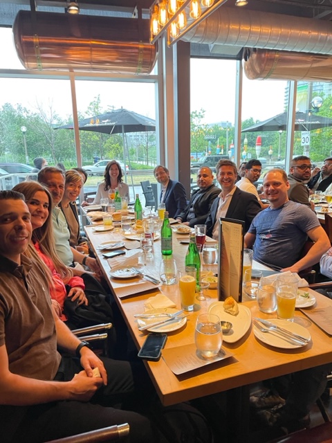 beyondtechs's tweet image. Une autre fête d&apos;été, et cette fois-ci pour nos employé.e.s à Toronto. Notre équipe a passé une très belle soirée au restaurant Hunters Landing pour ensuite assister à un match de baseball des Toronto Blue Jays ⚾️🎉.