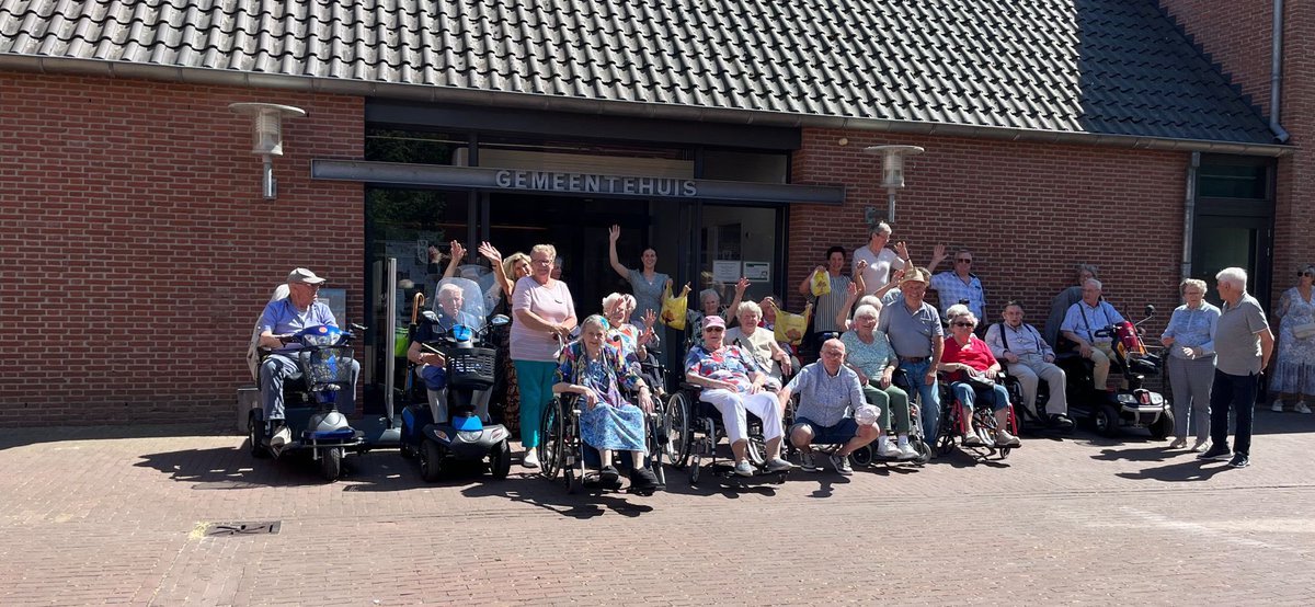 De bewoners van de Clossenborch kwamen nog even langs om de gemeente te bedanken voor de kermismunten die ze mochten ontvangen. Hartstikke leuk. Het belangrijkste: ze hebben veel plezier gehad!