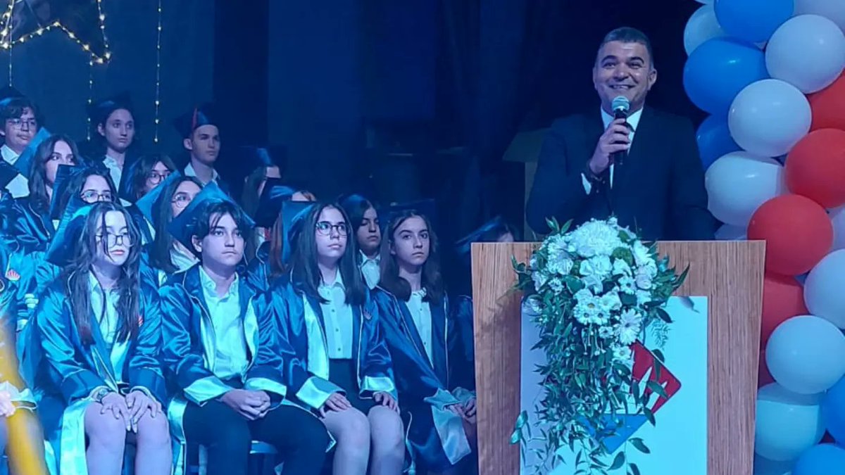 bk_atakenttema's tweet photo. 2022-2023 Eğitim Öğretim dönemi Ortaokul Mezuniyet Törenimiz Saygı Duruşu, İstiklal Marşı ve Okul Müdürümüz Sn.Ertuğrul Özceylan'ın konuşması ile başladı

#classof2023🎓
#bahçeşehirkoleji❤️💙
#bahçeşehirkolejitemakampüsü https://t.co/ufZOuIvkRq