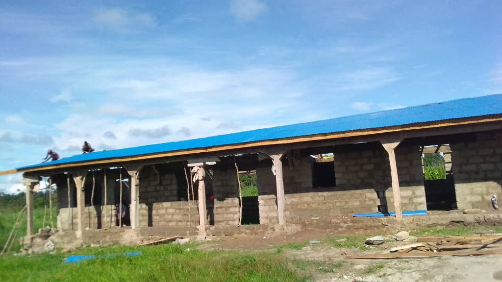 AlansAfrica's tweet photo. #JustGiving campaign - Day 78
https://t.co/dkMnt4bDHR
The roof is complete!!
Both elevations have been finished this afternoon
Great progress PLS RT
Can you help us #BuildASchool?
#AlansAfrica #MakingARealDifference https://t.co/GU8ElRqjTn