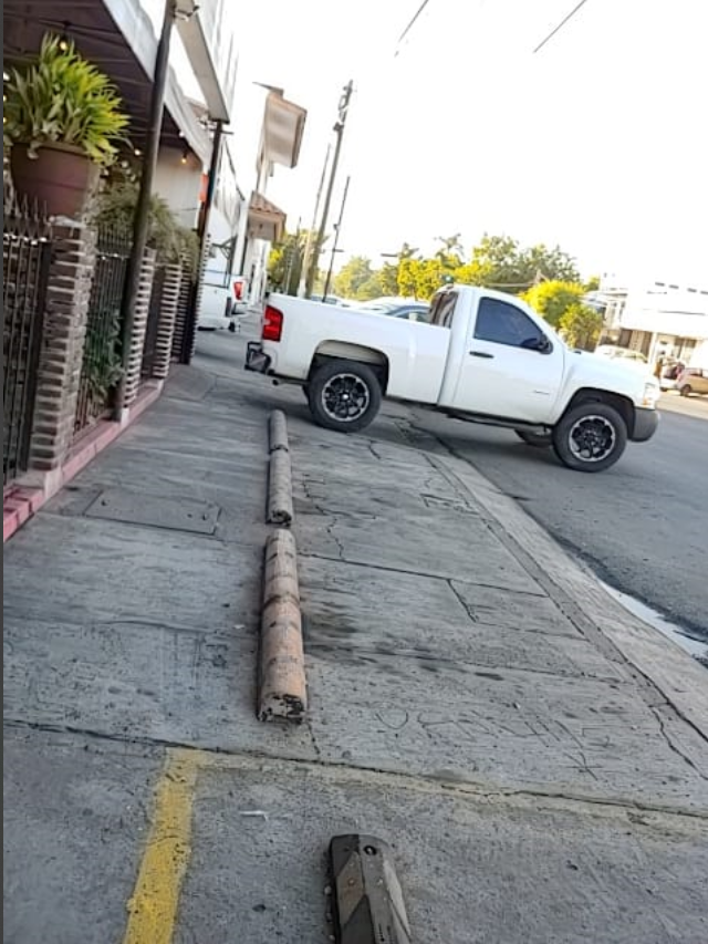 Ponlededo's tweet photo. Hay permisos para autos sobre banquetas afuera de comercios? Y EL AÑO DEL PEATÓN? #TodosSomosPeatones @AyuntamientoCLN @SSPyTM_Culiacan
@Movilidad_Cln
@implanculiacan
@JuandDiosGamez #AyuntamientoDeCuliacán #Culiacan  #Sinaloa #SSPyTMCuliacán #EsPorCuliacán #CapitalDeBienestar https://t.co/MilsV3Scwj