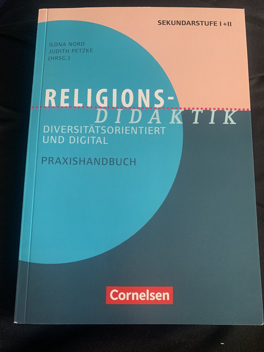VieraPirker's tweet photo. Neues vom Schreibtisch: Wie schön, dass dieses Buch endlich da ist. „#Religionsdidaktik diversitätsorientiert und digital“.
Glückwunsch an die Kolleginnen der @Uni_WUE zur Herausgabe und zum guten Themen-Gespür #religionspädagogik #relilab https://t.co/C5NE852nMq
