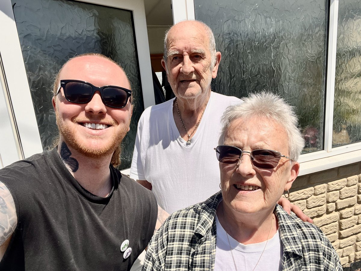 NathanWyburnArt's tweet photo. Today I drove in the sun to the homeland… saw my grandparents and parents to tell them about my crazy life… had a few meetings, landed two new commission projects and a major exhibition. BOOM! Now off to see Ricky Gervais. 

#HappyWednesday #BusyArtist https://t.co/XvFy05iQRH