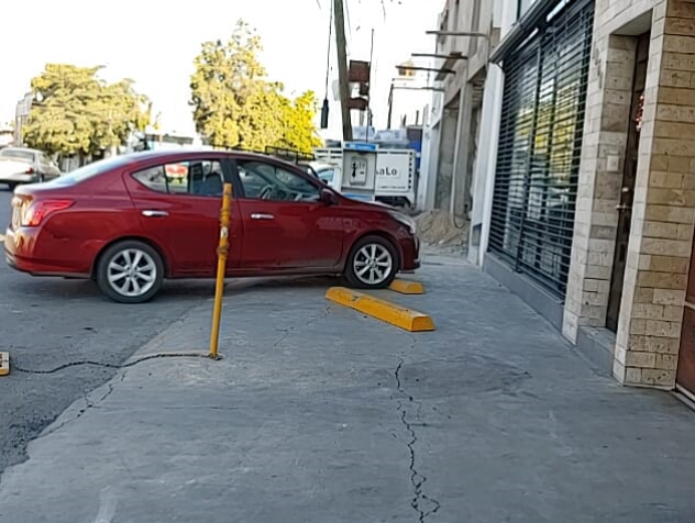 Ponlededo's tweet photo. Hay permisos para autos sobre banquetas afuera de comercios? Y EL AÑO DEL PEATÓN? #TodosSomosPeatones @AyuntamientoCLN @SSPyTM_Culiacan
@Movilidad_Cln
@implanculiacan
@JuandDiosGamez #AyuntamientoDeCuliacán #Culiacan  #Sinaloa #SSPyTMCuliacán #EsPorCuliacán #CapitalDeBienestar https://t.co/MilsV3Scwj
