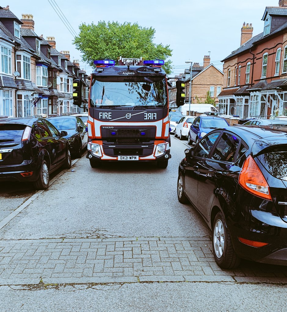 WMFSOldbury's tweet photo. White watch were delayed in attended a fire call due to inconsiderate parking 😡🚒 please don't obstruct emergency vehicles... seconds count. https://t.co/fIeJ7OvzTl