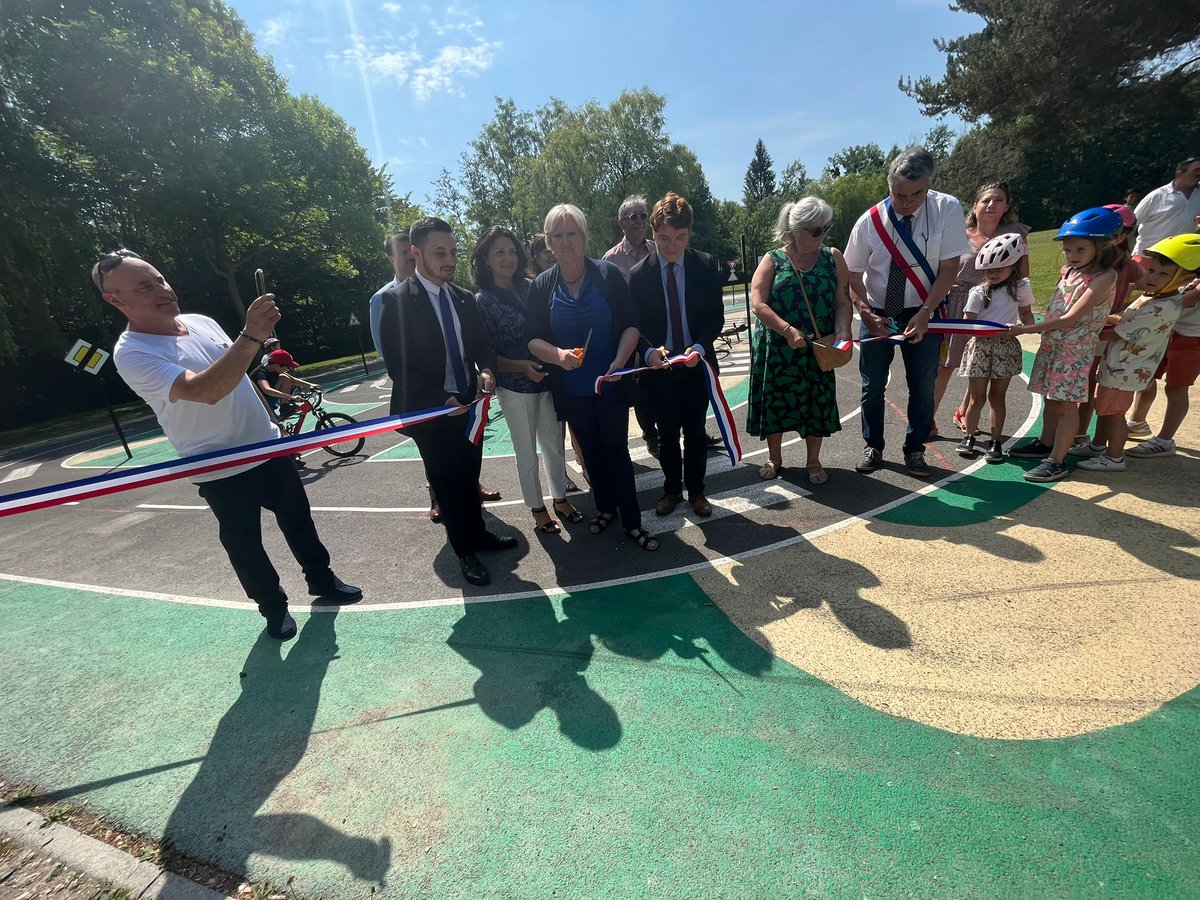 ✂️ Inauguration de la piste pédagogique de #SécuritéRoutière d'Angicourt en présence de Faustin Gaden, directeur de cabinet.

🚲 Un équipement innovant, soutenu par l'Etat, pour une initiation des plus jeunes aux règles du partage de la route.