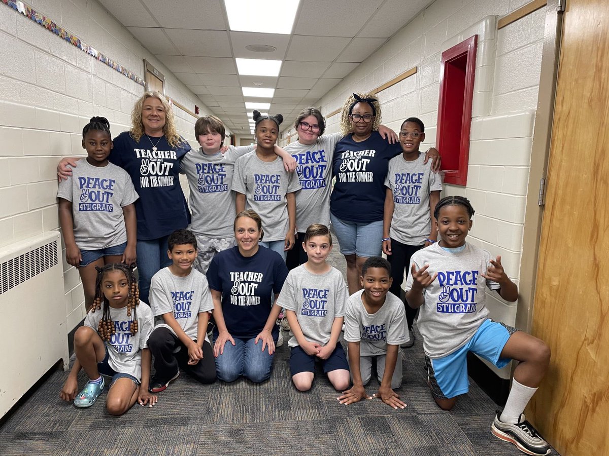 ✌️out Mrs. Bariana’s class! 
Thank you, Ms. Davis, for making the class shirts!