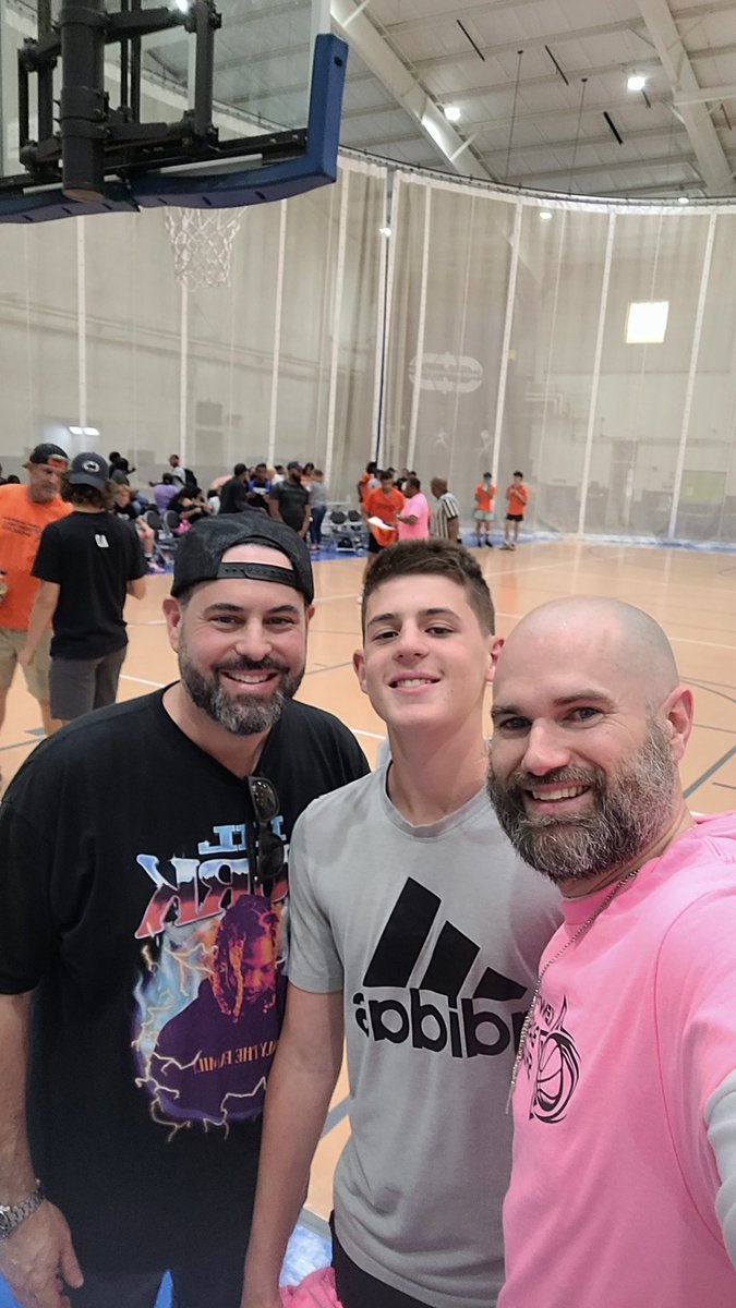 I can't thank my GOOD FRIEND @BrianGFarb and his son for volunteering at the #FREEBASKETBALLSHOWCASE in #NortheastOhio #Biggerthansports #BIGGERTHANBASKETBALL I've known Brian since 1992!!