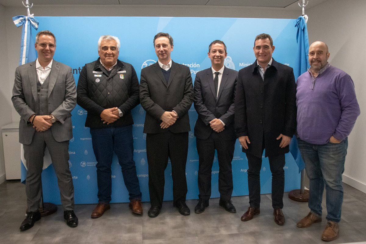 Guincherosok's tweet photo. ✍️Ayer, la @AGPuertos y nuestro Sindicato, encabezado por Roberto Coria, firmaron un convenio con el objetivo de promover el desarrollo profesional en el sector y la profesionalización de los trabajadores mediante un sistema de certificación basado en cursos teóricos y prácticos. https://t.co/zuNKOcRTbj