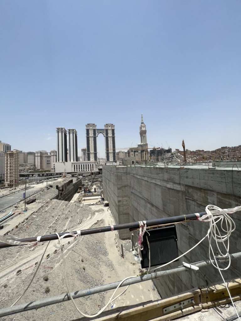 Mvv711's tweet photo. سعدت اليوم بزيارة @MasarMakkah وهي صروح عمرانية وهندسية وسط منظومة خدمات متكاملة وهي تعبتر وجهة عالمية ، وبهذي المشاريع النوعية نصل بإذن الله إلى هدف الرؤية بتحقيق ٣٠ مليون معتمر وحاج سنوياً ،شكراً دكتور @hy_tayyeb لإتاحة هذي الزيارة. https://t.co/h8QbQd3FLZ