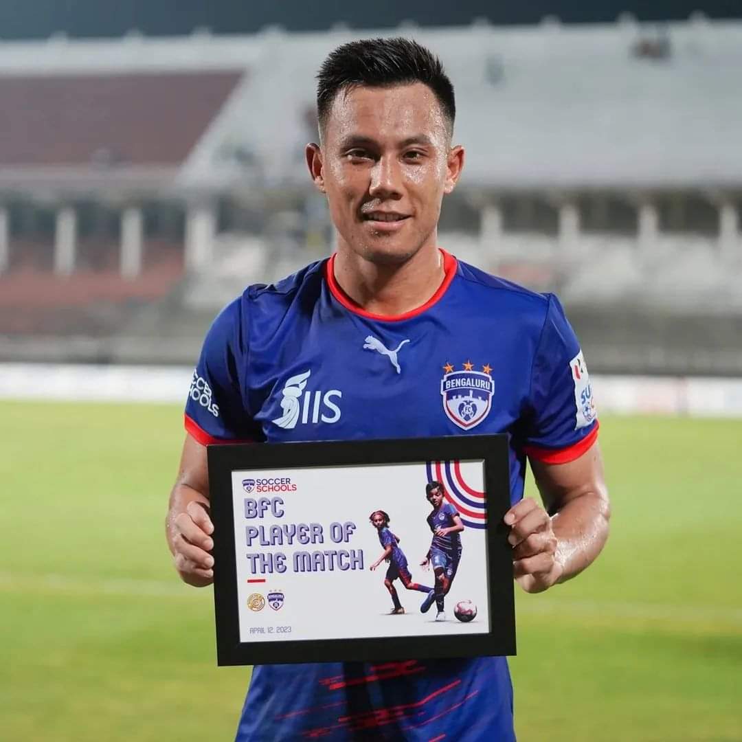 SportsWorl83285's tweet photo. OFFICIAL✅
Udanta Singh has joined FC GOA ✍️📜
Gaur Army are you happy with this signing? 👀
#FCGOA #FCG #HeroISL #allindiafootball
#IndianFootball #HeroISL #LetsFootball #Transfers #FCGoa
#ForcaGoaFoundation #UzzoOnceAgain #footballforall
#OnceAGaurAlwaysAGaur #WeAreGoa https://t.co/rxfWrm9Lxw