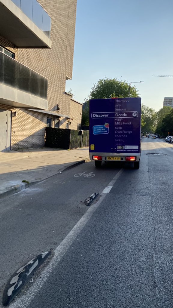 _davidrfoster's tweet photo. @Ocado  reversing down a mandatory  protected cycle lane?? https://t.co/uj8ffkKVPg