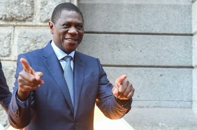 SABCizindaba's tweet photo. IPhini likaMengameli uPaul Mashatile uzichithile izinsolo ezithi iNingizimu Afrika yonke kungenzeka ihlale ngobumnyama. Ubephendula imibuzo ngaphambi komkhandlu obhekele izifundazwe.#sabcnews https://t.co/SbD2Ia6nIr