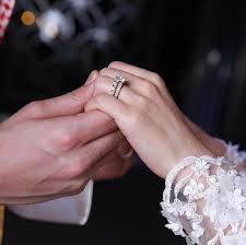 اقترب يوم زواجي  💍 ..
فَ يارب زُف لقلبي الفرح دون اكتفاء اللهم حُب وسعادة تملأ حياتي يارب 💛..🥺

دعواتكم ❤️