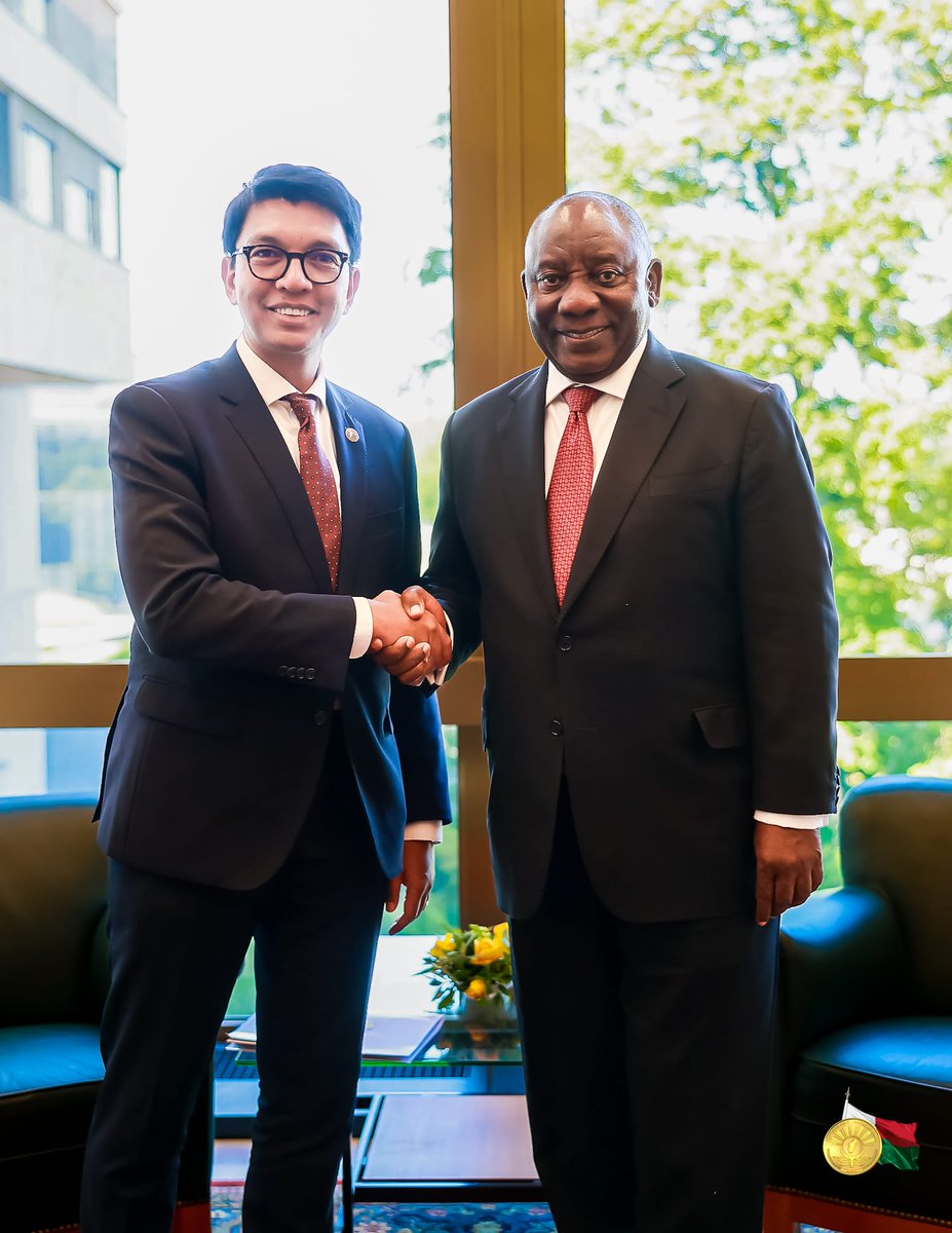 Belle rencontre avec le Président @CyrilRamaphosa lors de la #CIT2023 à #Genève, pour renforcer les liens historiques qui unissent nos pays, partager nos visions pour développer la #coopération économique entre l'Afrique du Sud et #Madagascar. Notre prochain rendez-vous est pris.