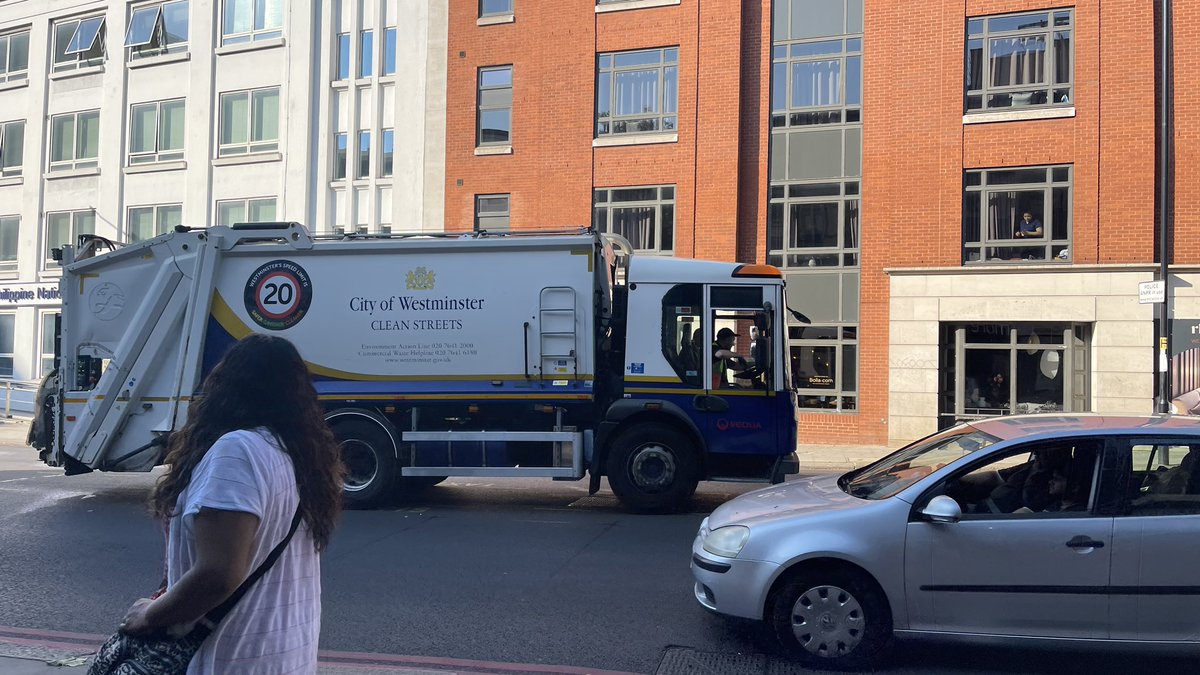 Grumpy_London's tweet photo. I was on Vauxhall Bridge Road at 18h12 yesterday and saw this rubbish truck driver throwing rubbish out of his window ! https://t.co/38mSJ0FiQo
