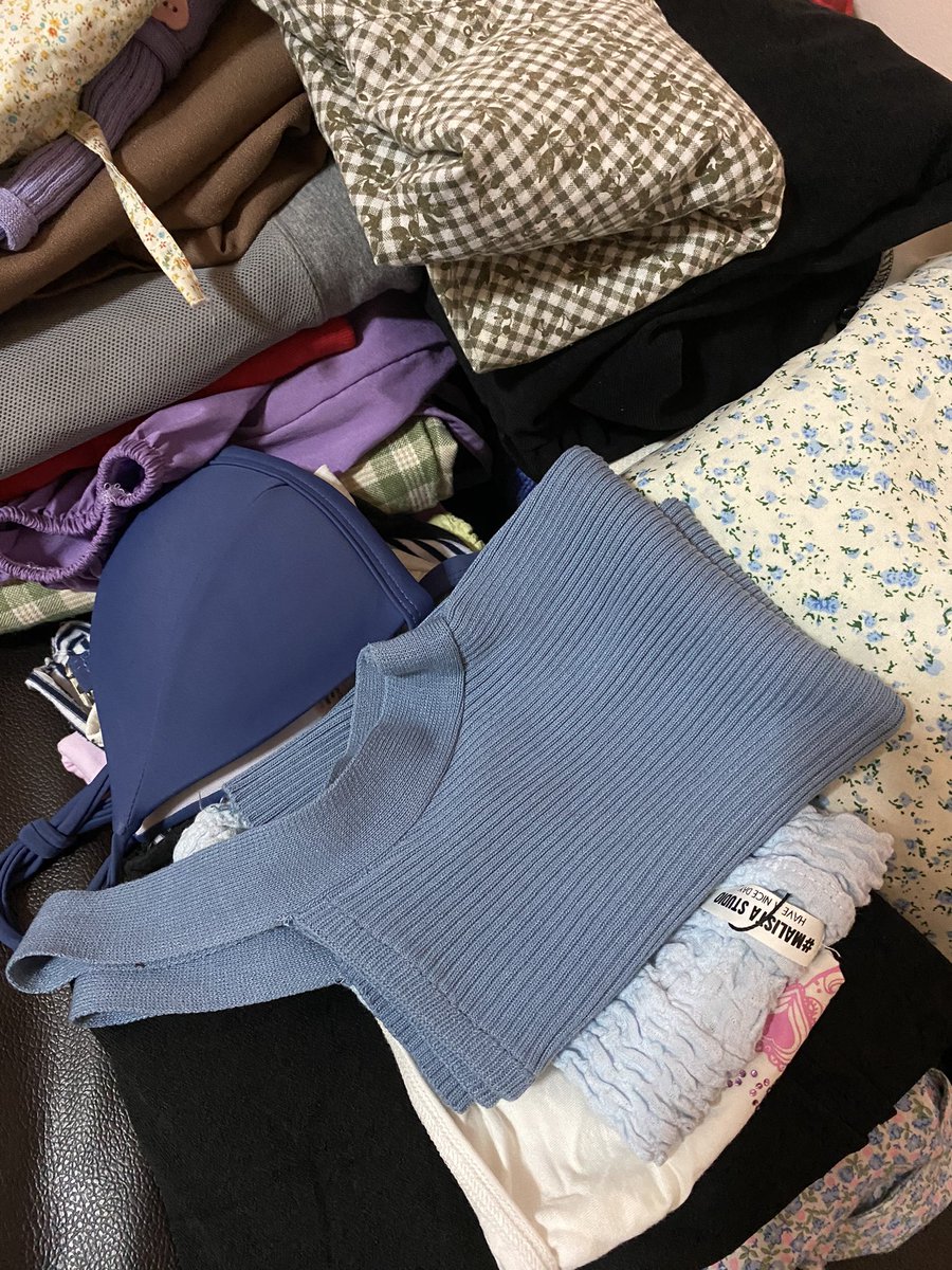 192hrq's tweet photo. โล๊ะค้าบ ค่าส่ง40ไม่บวก #ส่งต่อเสื้อผ้ามือสอง #ส่งต่อเสื้อผ้า  #เสื้อผ้ามือสองสภาพดี #โล๊ะตู้เสื้อผ้า #โล๊ะตู้ #เสื้อผ้ามือสอง #เสื้อมือสอง #เสื้อผ้ามือ2 #มือสองสภาพดี #บิกินี่ https://t.co/z30OrPZLOX
