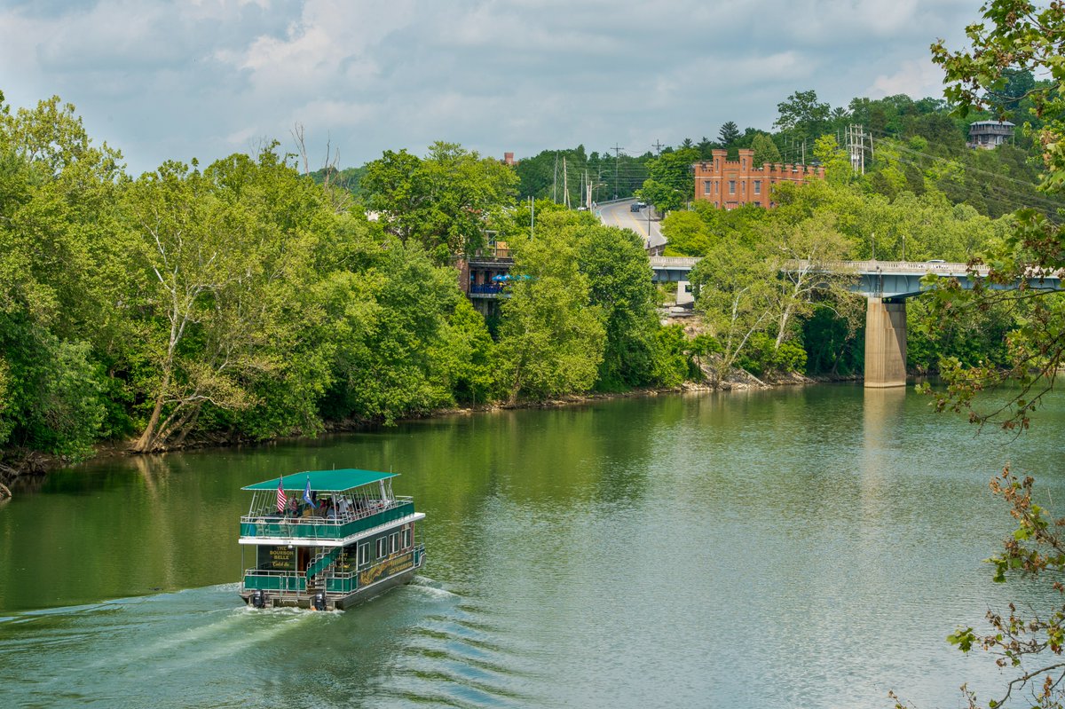 visitfrankfort's tweet photo. If we’re talking Kentucky…we’re talking bourbon, and Kentucky’s capital city is no exception! You could say we’re #KYDistilled 🥃🌽
So raise your glass, savor the flavors, and toast to #NationalBourbonDay in Frankfort, where the spirit flows as freely as the Kentucky River. https://t.co/7z2trad9Fu