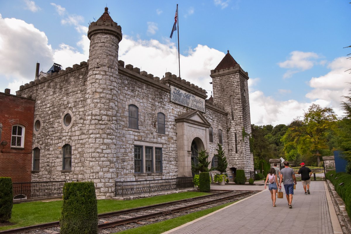 visitfrankfort's tweet photo. If we’re talking Kentucky…we’re talking bourbon, and Kentucky’s capital city is no exception! You could say we’re #KYDistilled 🥃🌽
So raise your glass, savor the flavors, and toast to #NationalBourbonDay in Frankfort, where the spirit flows as freely as the Kentucky River. https://t.co/7z2trad9Fu