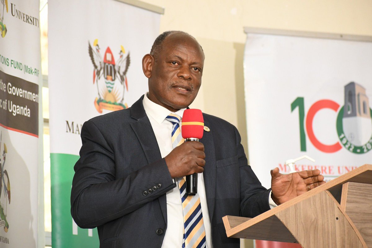 ProfNawangwe's tweet photo. Makerere researchers led by Dr. Tumutegyereize today unveiled their innovation, an indoor solar cooker. This wonderful innovation that addresses renewable energy, environmental sustainability and health issues was launched by Dr. Cosmas Mwikirize on behalf of Science Technology and Innovations Minister, Monica Musenero.