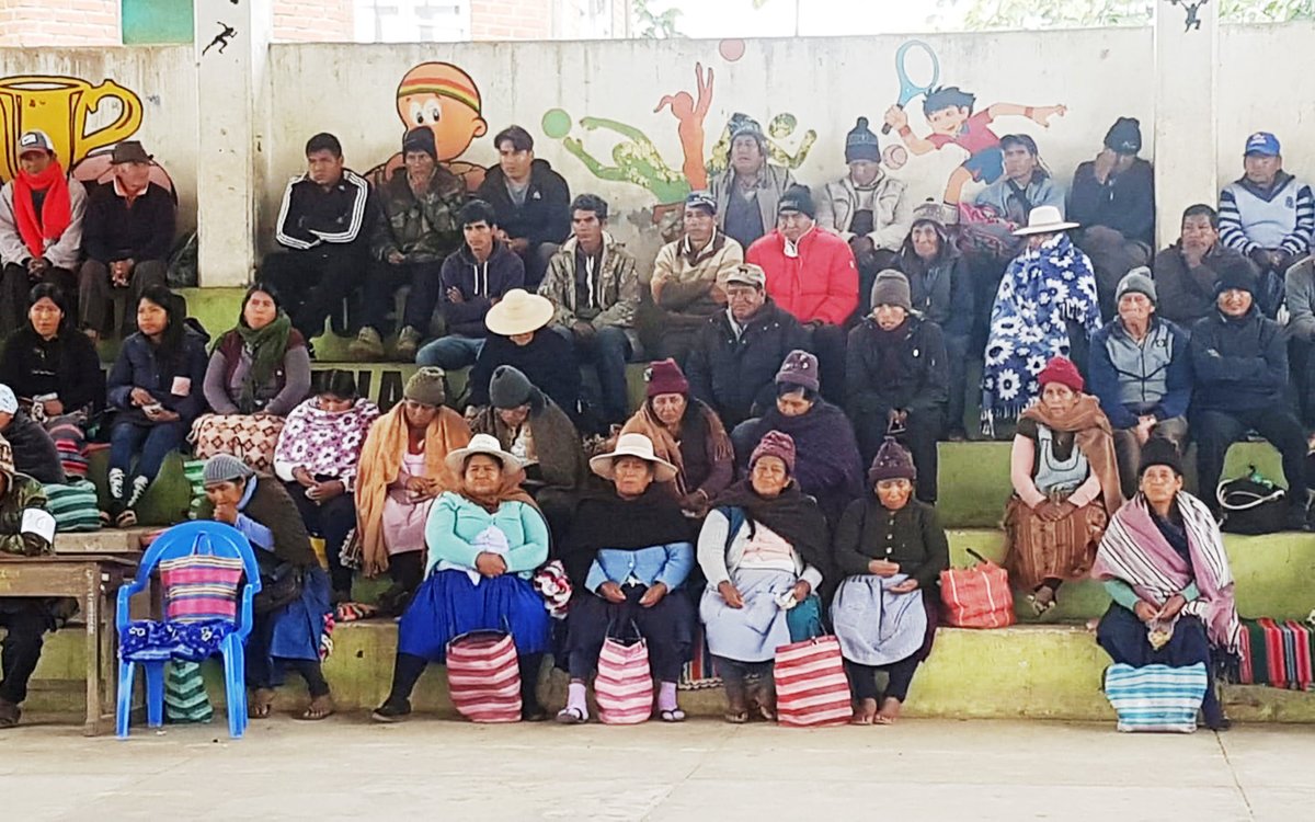 arlemlovera82's tweet photo. La Unidad de #UDESTRO, participó en el “Ampliado Ordinario de la Central Villa Nueva, Federación Sindical de Comunidades Carrasco Tropical F.S.C.C.T.”, con el objetivo de informar los avances en las tareas de racionalización de cultivos de coca excedentarios.

#ArlemLovera
#VCDI https://t.co/qii3IhTZlS