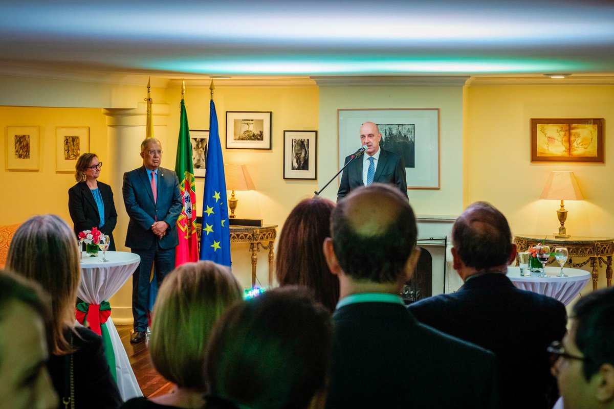 ambiente_pt's tweet photo. O #SEMU, Jorge Delgado, presidiu à celebração do Dia de Portugal, de Camões e das Comunidades Portuguesas, na embaixada em Bogotá, com vice-ministro das Relações Exteriores, @franccoy, e com a embaixadora, Catarina Arruda. Realçou boas relações e reptos em alterações climáticas. https://t.co/c2yspOe91d