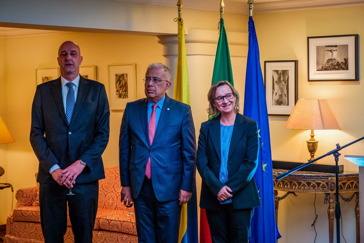 ambiente_pt's tweet photo. O #SEMU, Jorge Delgado, presidiu à celebração do Dia de Portugal, de Camões e das Comunidades Portuguesas, na embaixada em Bogotá, com vice-ministro das Relações Exteriores, @franccoy, e com a embaixadora, Catarina Arruda. Realçou boas relações e reptos em alterações climáticas. https://t.co/c2yspOe91d