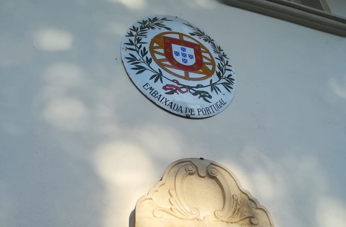 ambiente_pt's tweet photo. O #SEMU, Jorge Delgado, presidiu à celebração do Dia de Portugal, de Camões e das Comunidades Portuguesas, na embaixada em Bogotá, com vice-ministro das Relações Exteriores, @franccoy, e com a embaixadora, Catarina Arruda. Realçou boas relações e reptos em alterações climáticas. https://t.co/c2yspOe91d