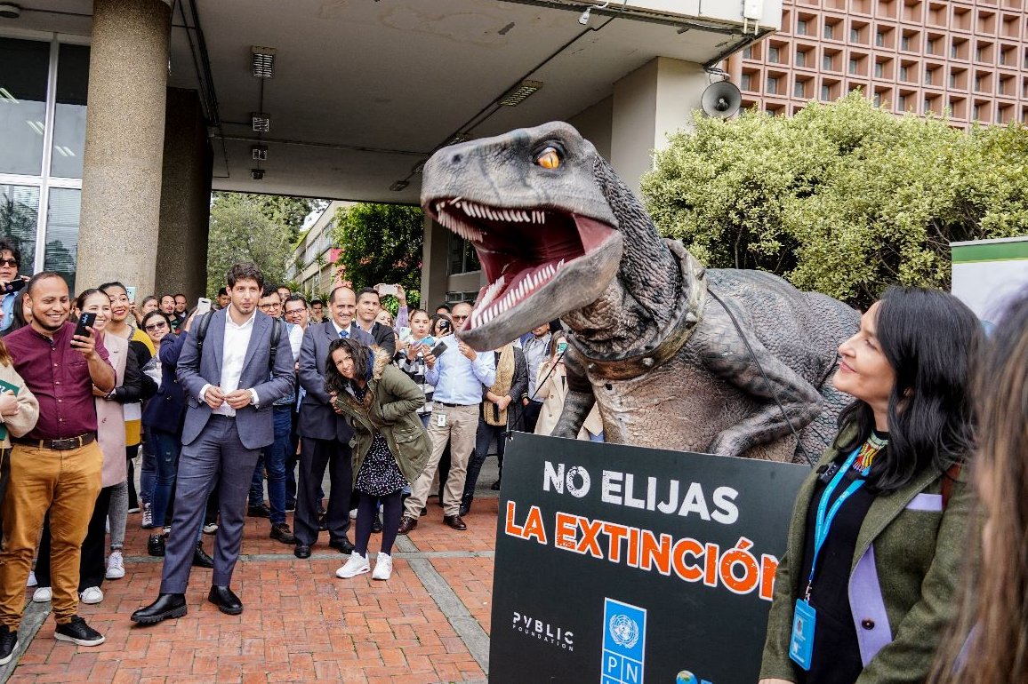 ADR_Colombia's tweet photo. ¡Hoy @frankiethedino llegó a la Agencia de Desarrollo Rural! En el marco de la campaña #NoElijasLaExtinción, recibimos la visita de Frankie y nos unimos al mensaje de conservación de nuestros recursos ambientales y la  concientización sobre la crisis climática. https://t.co/sCJaOwLugR