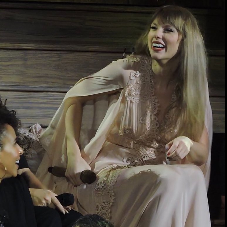 hourlyswift's tweet image. my sweetheart 🤍