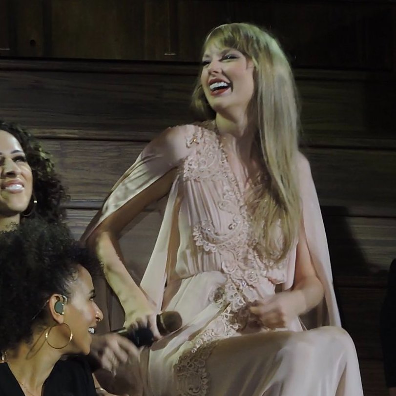 hourlyswift's tweet image. my sweetheart 🤍