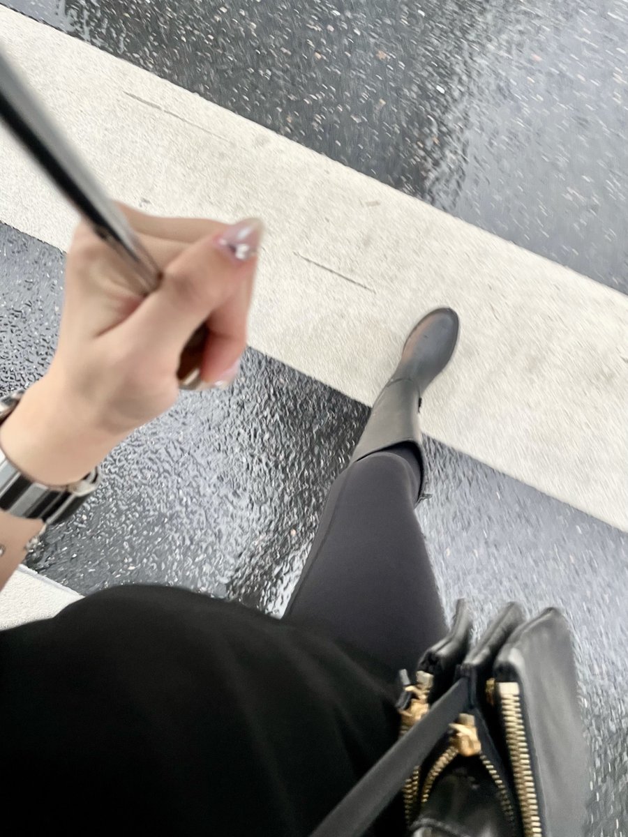Su_45191's tweet photo. It is said that everyone will unconsciously become irritable when they see heavy rain, but every time I see rain, I feel refreshed unconsciously in my heart, and I like rainy days very much #rain #gotowork #Outfit https://t.co/utdCxw7USN