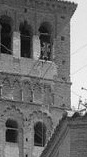BronceVoz's tweet photo. @Toledo_Olvidado En su momento publicaste una foto de la torre de Santo Tomé de los años 20 ó 30 en la que se puede ver perfectamente la cuerda del campanillo que baja hasta la iglesia. https://t.co/cDocuA8AdH