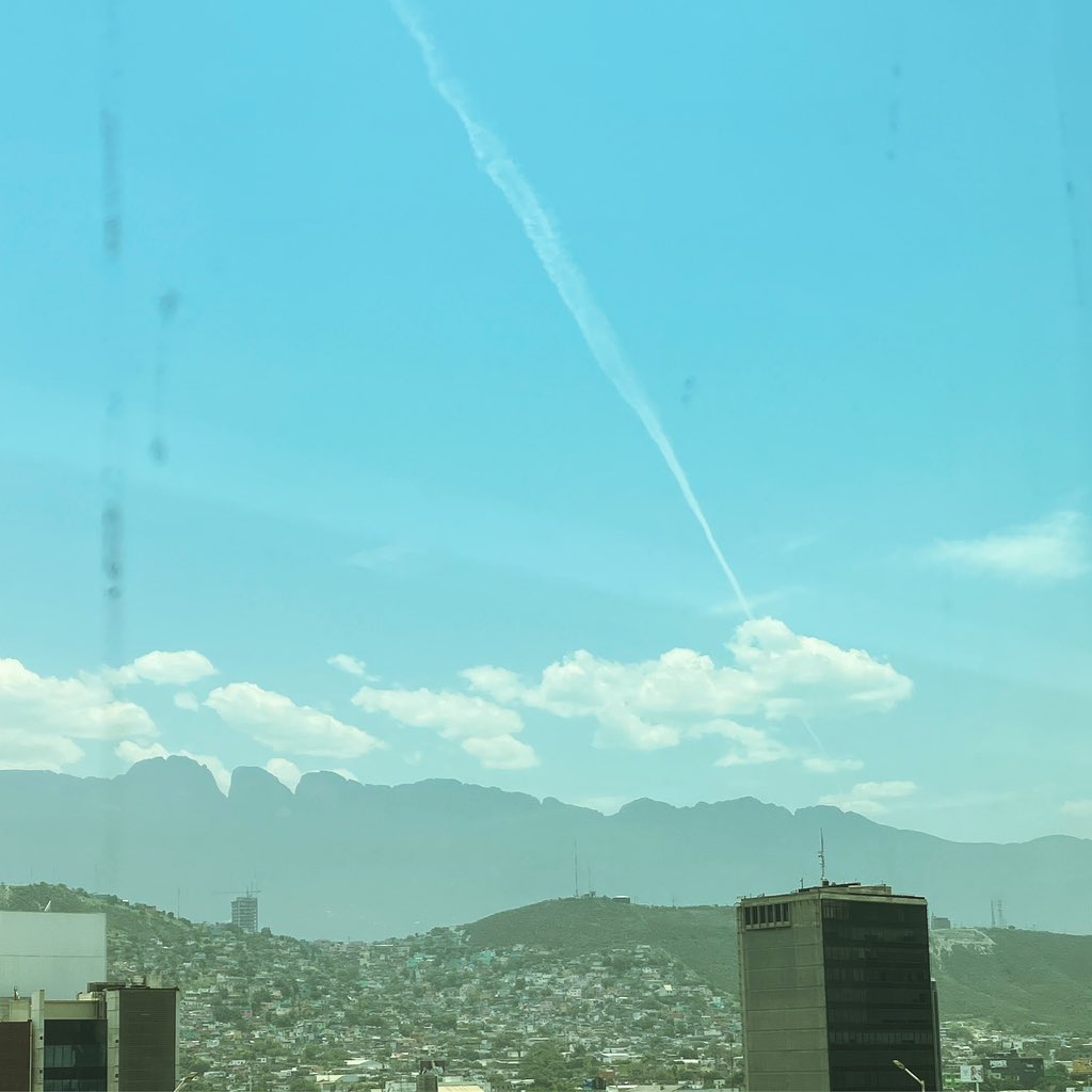 Estos malditos ya están rociando sus #chemtrails de nuevo. Estaría muy bien que se hiciera una investigación y un reportaje acerca de esto. #chemtrail #estelaquímica #estela #mexico #monterrey #sky #cielo #nwo