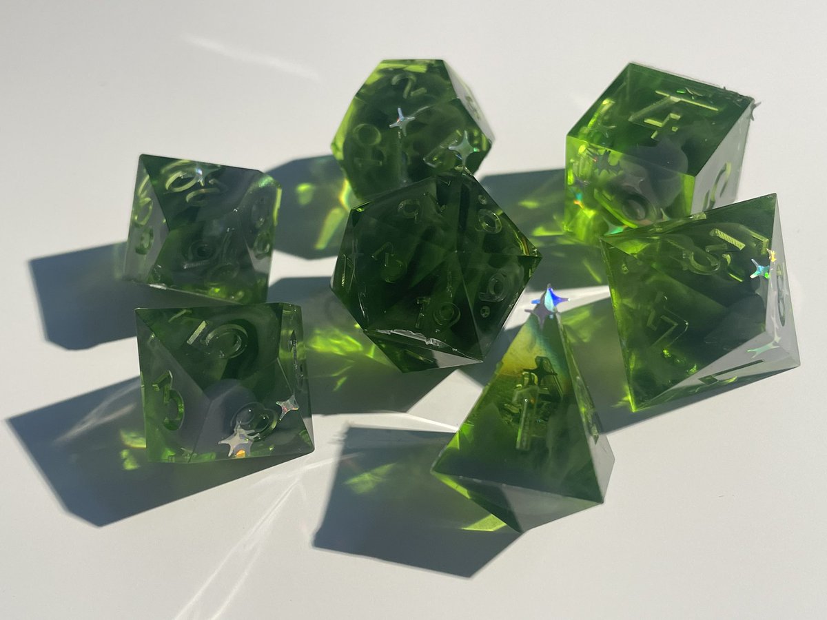 achefloww's tweet photo. after weeks of trying, i finally made a set of dice i'm truly happy with 🥹

this was made for a player whose character is a wererat 🐀💚

#dice #dnd #ttrpg https://t.co/l9lCZrto11