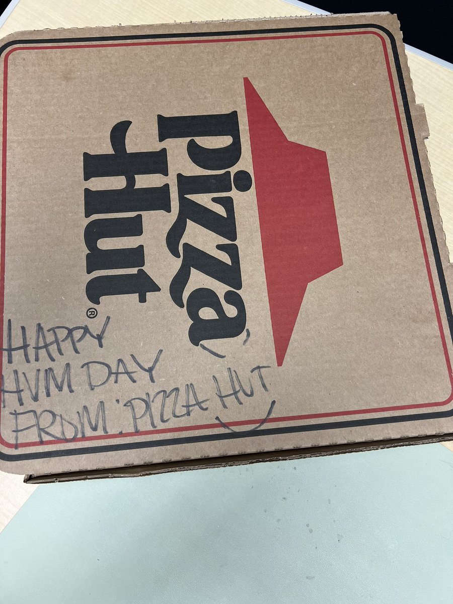 stephdoug's tweet photo. Love my #PizzaHut store.  We leave comments in our online order. They respond on the box! Y'all make our lunches happy in the office. #atx #EBraker https://t.co/VOIhwHBM9f