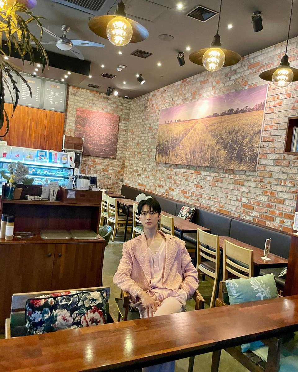 paraguayvav's tweet photo. 📸 | 13062023 Actualización de Ace en su cuenta de instagram (@/ace.vav)

"# pink # pinkmood 🌸
# vav #designer"

🔗https://t.co/PBBsZhLy4X

#VAV #브이에이브이 #ACE #에이스 #VAMPZ #뱀즈 https://t.co/8xFdHowIzh