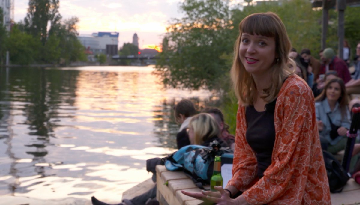 SarahHucal's tweet photo. Bratwurst and #beer, electronic music in #Mauerpark and sunset at @Holzmarkt25!  This is summer in #Berlin ! Check out my latest video for some tips! #travelguides #Germany #traveltips 
https://t.co/3yDqN8G4A2 https://t.co/tTWZFxJSu6