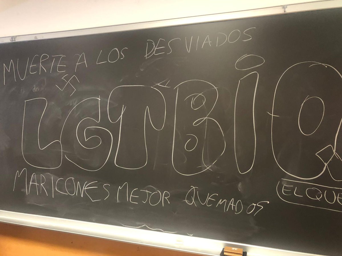 3Centiende's tweet photo. 😡 Pintada homófoba aparecida en un instituto de #TresCantos. Vergüenza y rabia. En contra de cualquier tipo de agresión en centros educativos. 
 #Lgtbifobia #lgtb #lgtbespaña #lgtbiq, #pride #Orgullo #orgullolgtbi #EducacionenlasAulas #stophomofobia #stoplgtbifobia https://t.co/jtXIbZfhUB